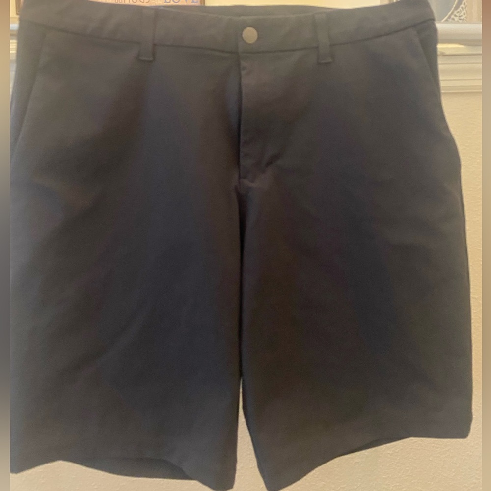 Men’s Lululemon ABC classic fit 9 inch golf shorts
Size 36
New condition
Black